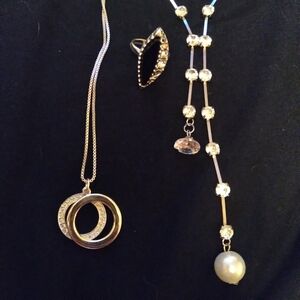 Silvertone necklace and ring lot